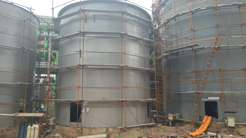 Large Scale Tank Erection with Crane