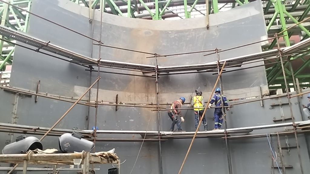 Tall Vessel Lifting by Crane